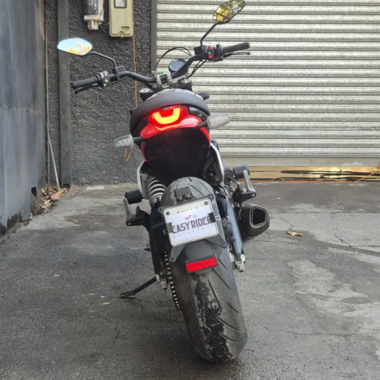 Ducati Scrambler Urban Motard 2022 usada vista trasera piloto LED full
