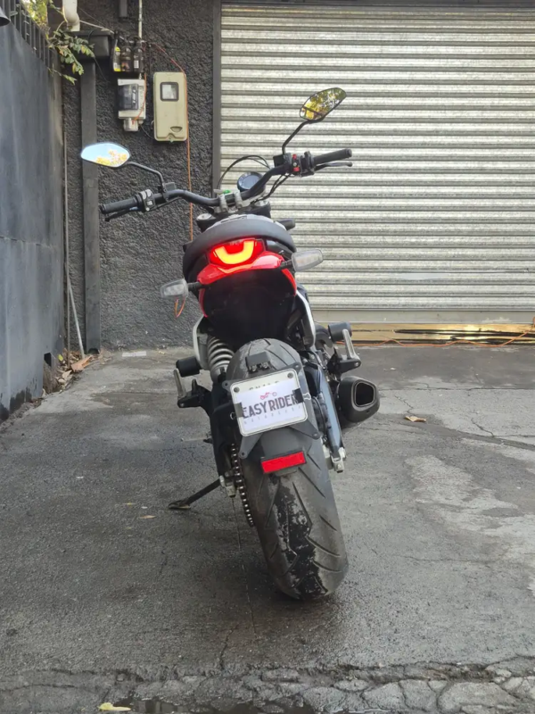 Ducati Scrambler Urban Motard 2022 usada vista trasera piloto LED full