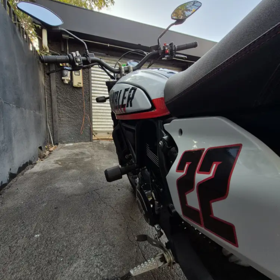Ducati Scrambler Urban Motard 2022 usada detalle deposito graficas numero 22