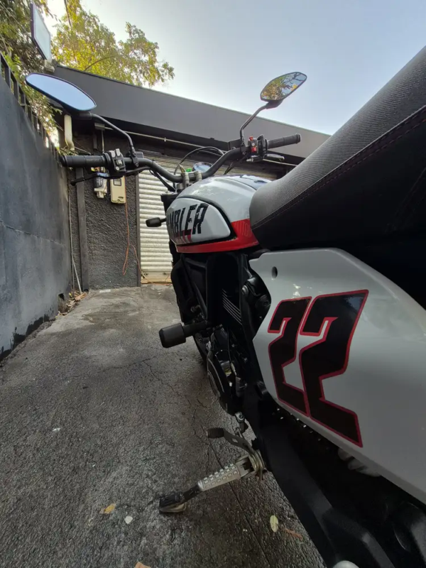 Ducati Scrambler Urban Motard 2022 usada detalle deposito graficas numero 22