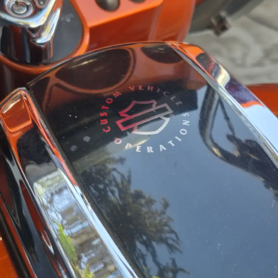 Badge Custom Vehicle Operations en maleta de Harley-Davidson CVO Street Glide usada 2012