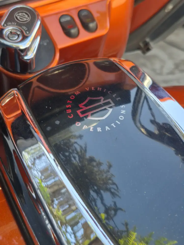 Badge Custom Vehicle Operations en maleta de Harley-Davidson CVO Street Glide usada 2012