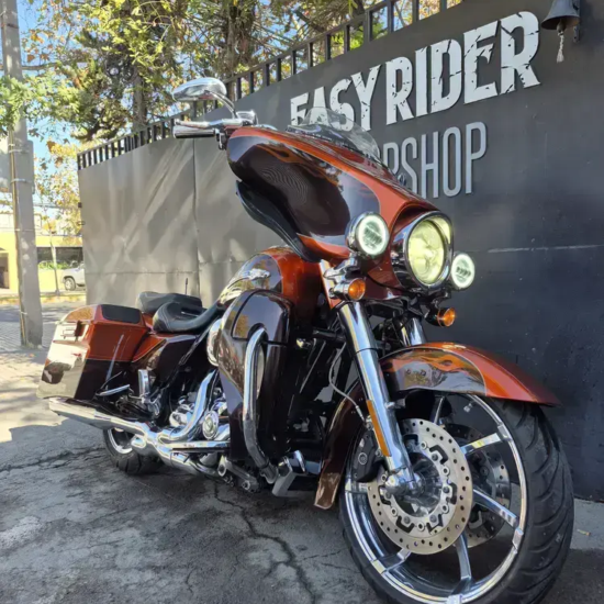 Harley-Davidson CVO Street Glide usada 2012 vista frontal tres cuartos naranjo café