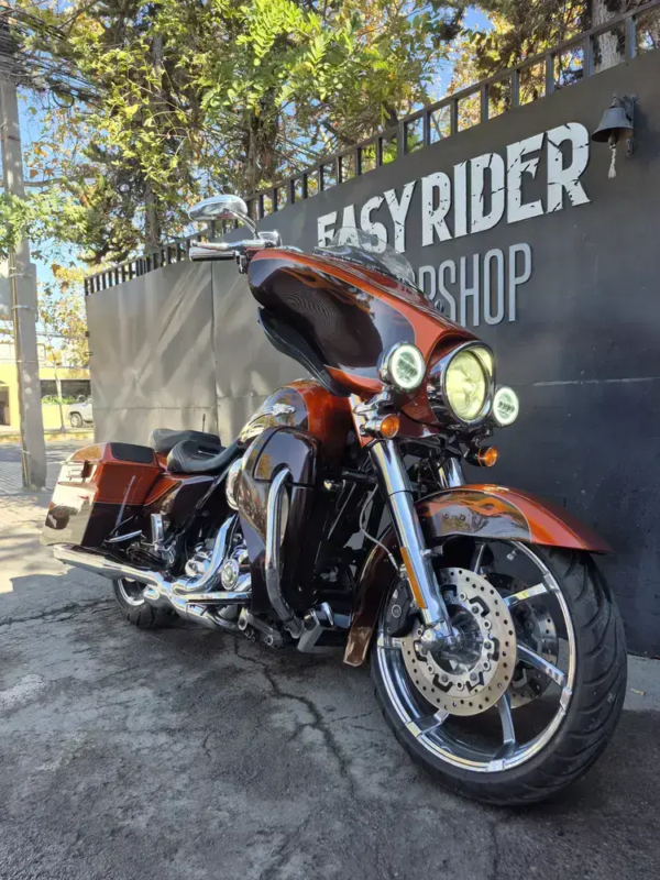 Harley-Davidson CVO Street Glide usada 2012 vista frontal tres cuartos naranjo café