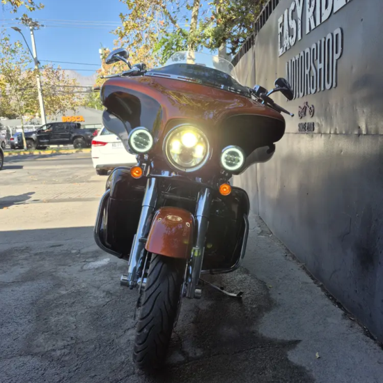 Harley-Davidson CVO Street Glide usada 2012 vista frontal con faros halo LED encendidos