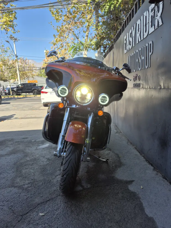 Harley-Davidson CVO Street Glide usada 2012 vista frontal con faros halo LED encendidos