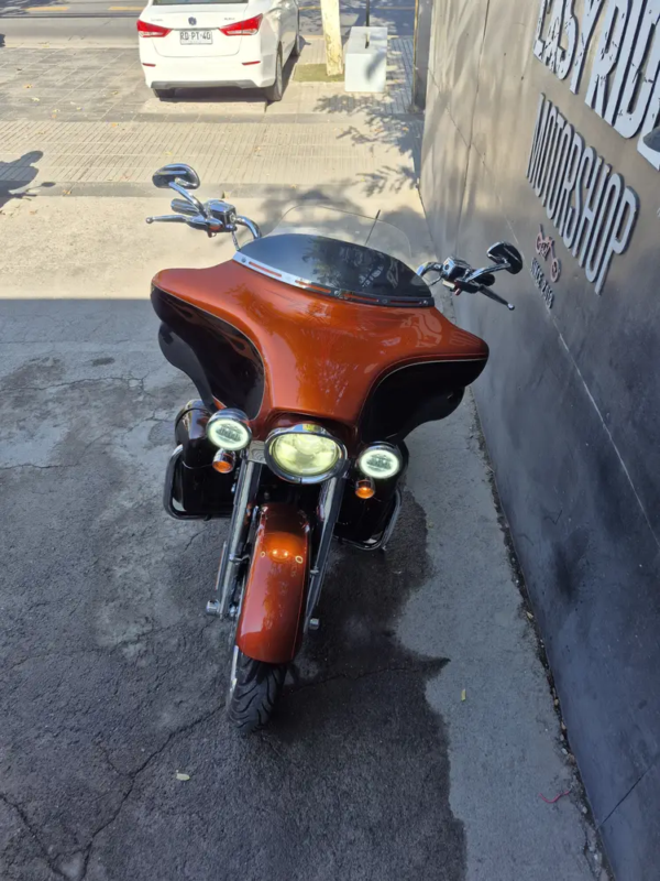 Harley-Davidson CVO Street Glide usada 2012 vista frontal superior naranjo café