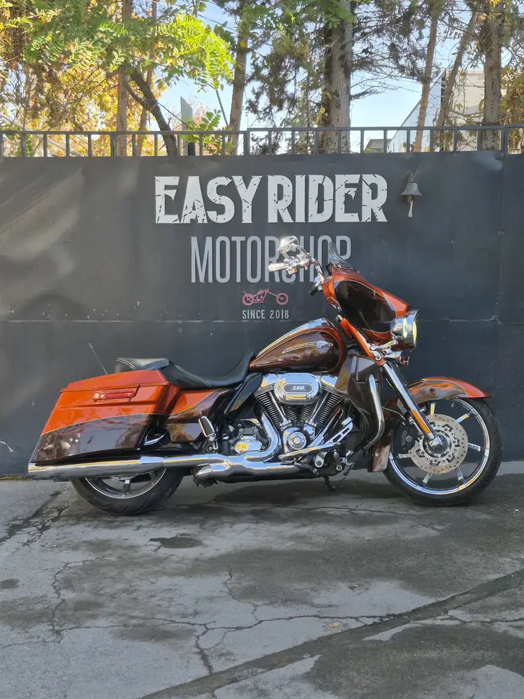 Harley-Davidson CVO Street Glide usada 2012 perfil lateral naranjo café Easy Rider Motorshop