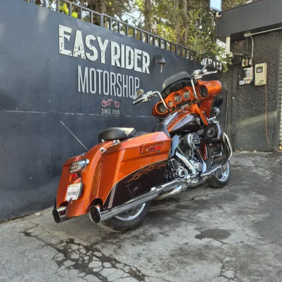 Harley-Davidson CVO Street Glide usada 2012 vista trasera tres cuartos naranjo café