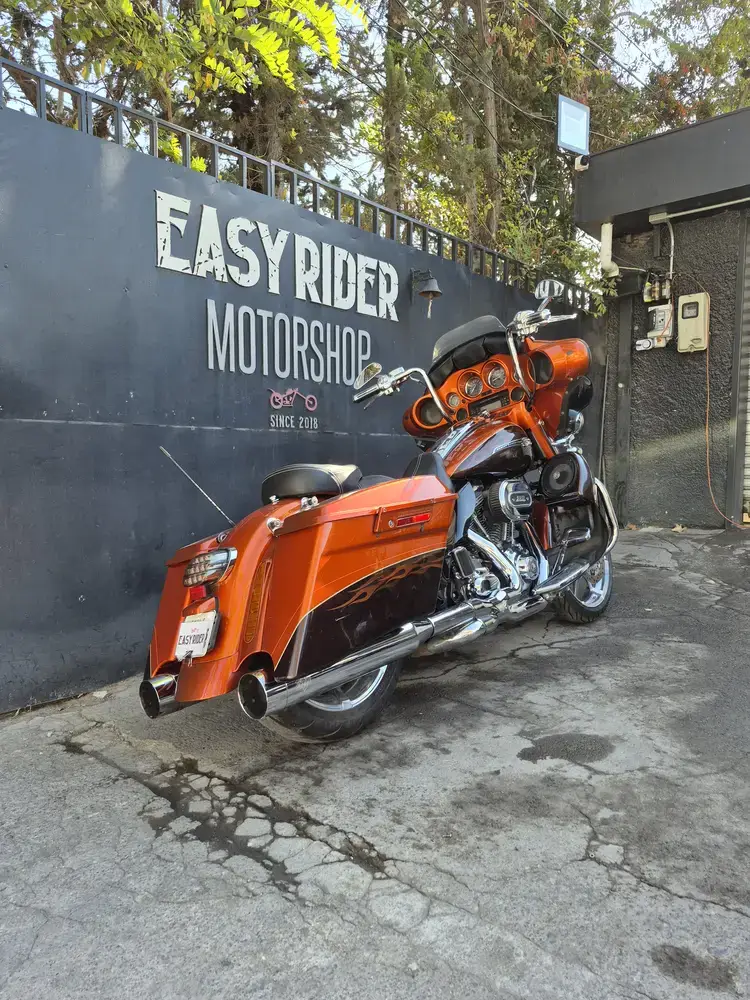 Harley-Davidson CVO Street Glide usada 2012 vista trasera tres cuartos naranjo café