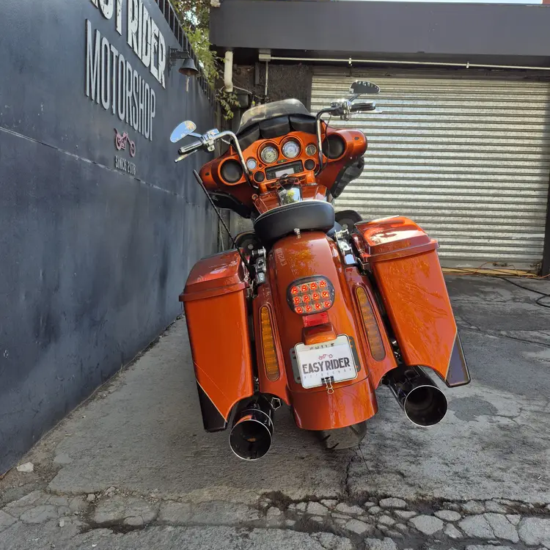 Harley-Davidson CVO Street Glide usada 2012 vista trasera directa con escape cromado doble