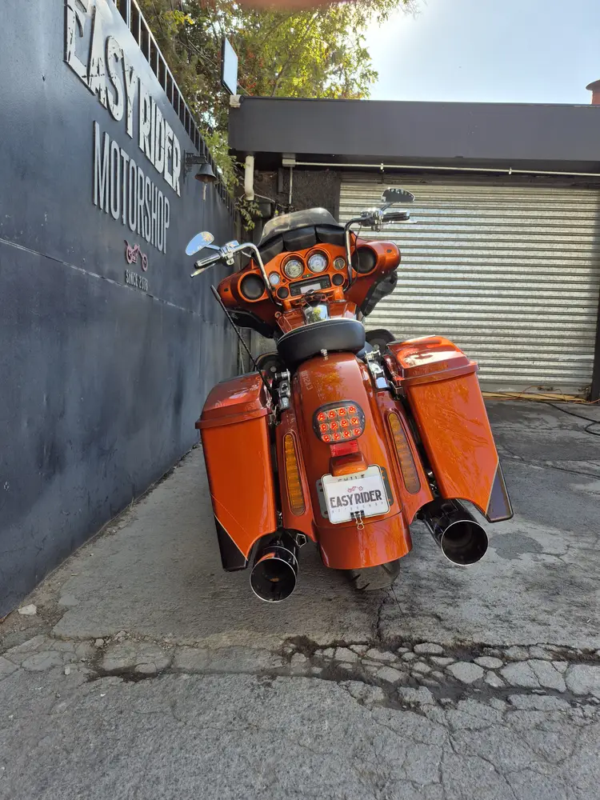 Harley-Davidson CVO Street Glide usada 2012 vista trasera directa con escape cromado doble