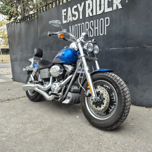 Harley-Davidson Fat Bob CVO usada 2009 azul gris frontal tres cuartos Easy Rider
