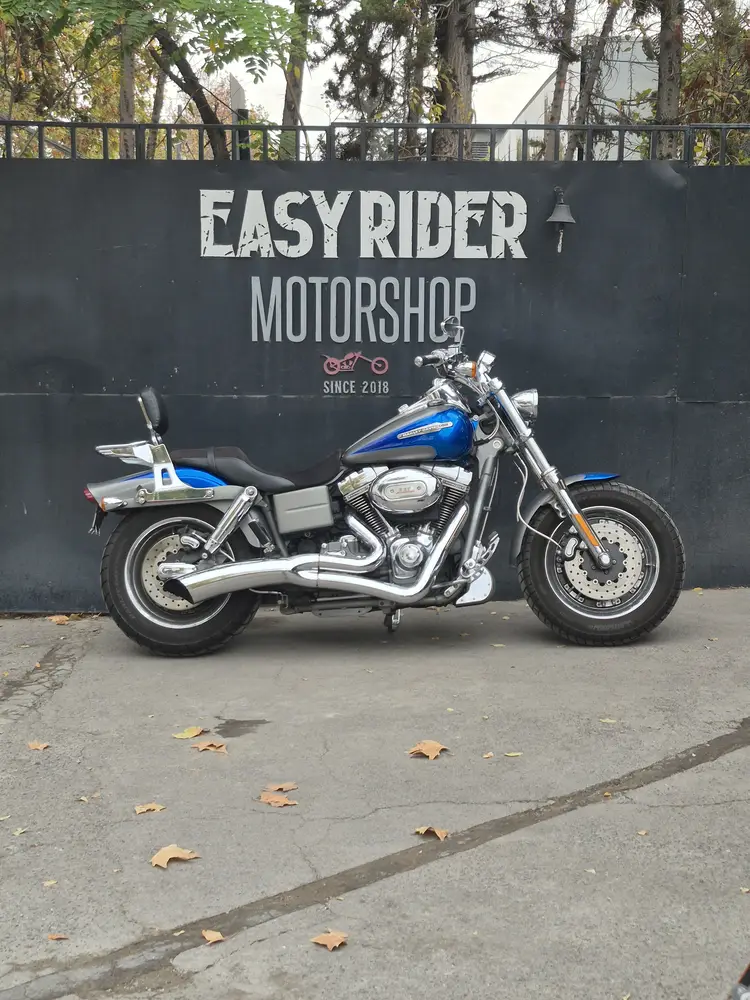 Harley-Davidson Fat Bob CVO usada 2009 azul gris perfil lateral Easy Rider Motorshop