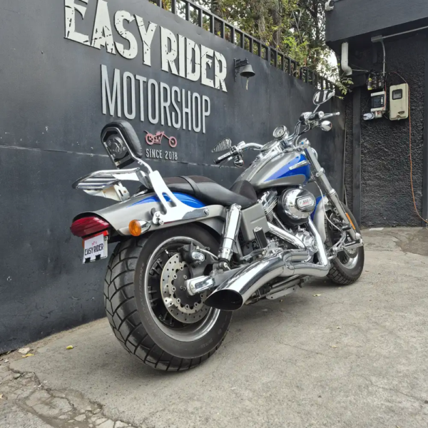 Harley-Davidson Fat Bob CVO usada 2009 azul gris trasera tres cuartos rack cromado