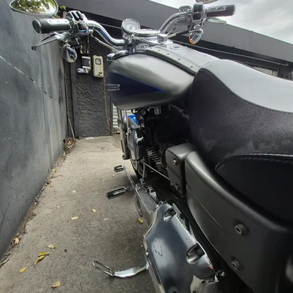 Harley-Davidson Fat Bob CVO 2009 detalle depósito tablero analógico azul