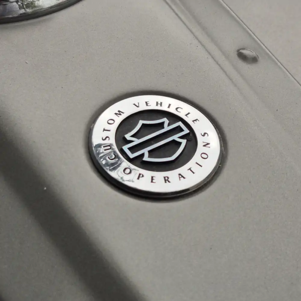 Harley-Davidson Fat Bob CVO 2009 emblema Custom Vehicle Operations original