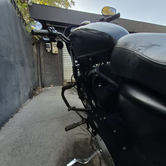 Detalle tanque, asiento y crash bar lateral Harley-Davidson Iron 883 usada 2013 Negro Mate