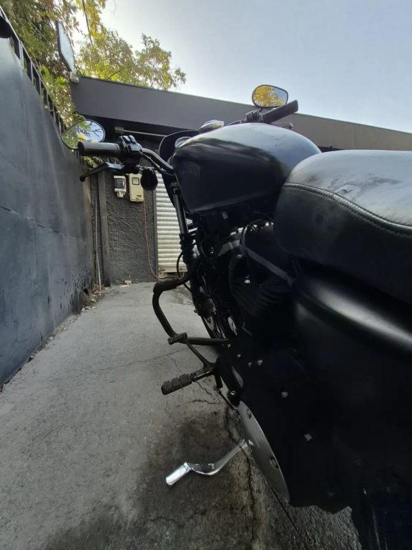 Detalle tanque, asiento y crash bar lateral Harley-Davidson Iron 883 usada 2013 Negro Mate