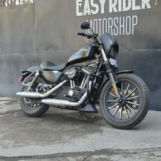 Harley-Davidson Iron 883 usada 2013 Negro Mate frontal 3/4 izquierda – Easy Rider Motorshop Santiago