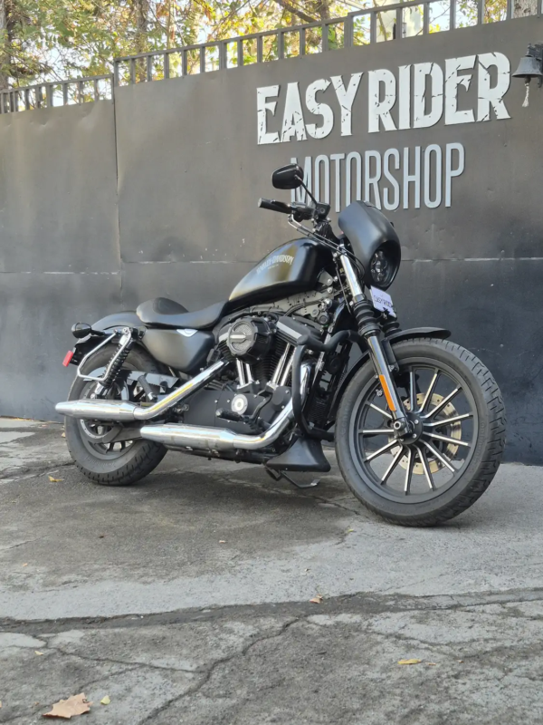 Harley-Davidson Iron 883 usada 2013 Negro Mate frontal 3/4 izquierda – Easy Rider Motorshop Santiago