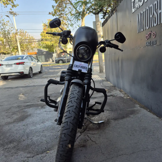 Harley-Davidson Iron 883 usada 2013 vista frontal superior farola bala y tanque – Easy Rider Motorshop