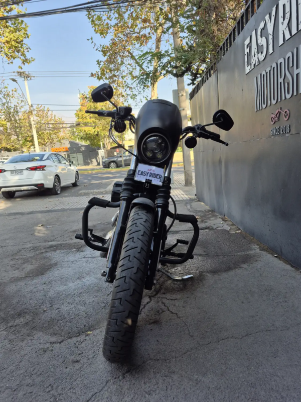 Harley-Davidson Iron 883 usada 2013 vista frontal superior farola bala y tanque – Easy Rider Motorshop