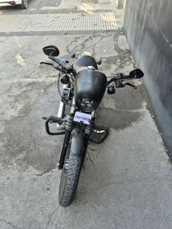 Harley-Davidson Iron 883 usada 2013 vista frontal superior farola bala y tanque – Easy Rider Motorshop