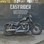 Harley-Davidson Iron 883 usada 2013 Negro Mate perfil lateral derecho – Easy Rider Motorshop Santiago