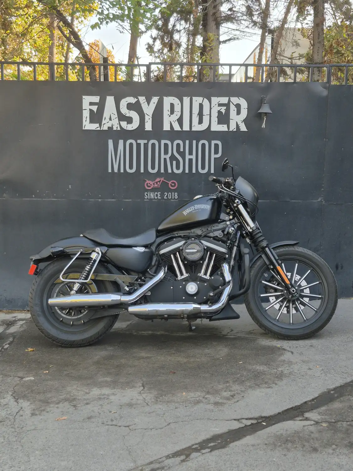 Harley-Davidson Iron 883 usada 2013 Negro Mate perfil lateral derecho – Easy Rider Motorshop Santiago