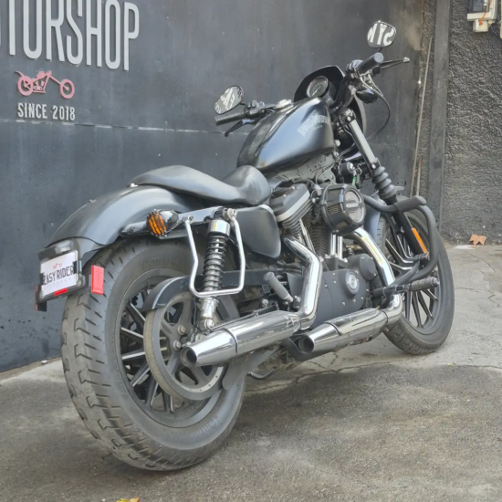 Harley-Davidson Iron 883 usada 2013 Negro Mate trasera 3/4 izquierda motor y escape – Easy Rider Motorshop Santiago