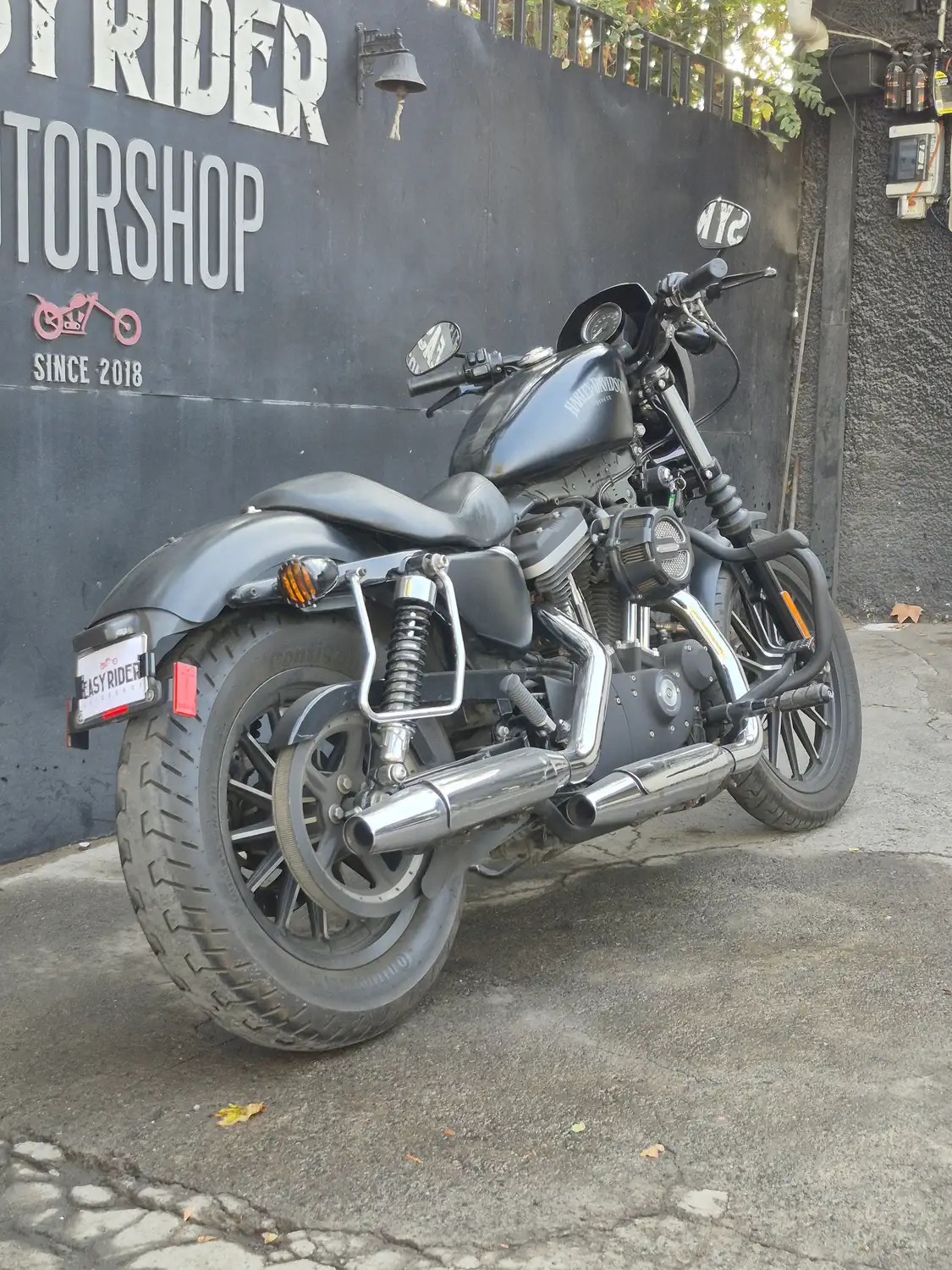 Harley-Davidson Iron 883 usada 2013 Negro Mate trasera 3/4 izquierda motor y escape – Easy Rider Motorshop Santiago