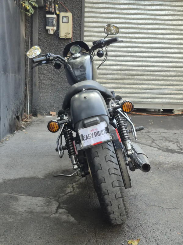 Harley-Davidson Iron 883 usada 2013 Negro Mate trasera directa – Easy Rider Motorshop Santiago