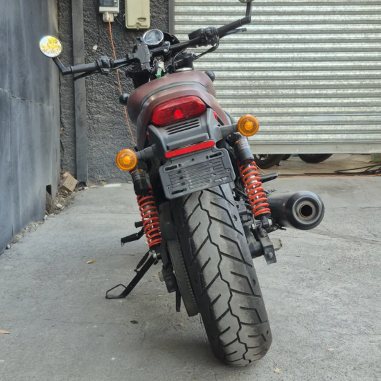 Harley-Davidson Street 750 2019 trasera amortiguadores rojos escape negro Santiago
