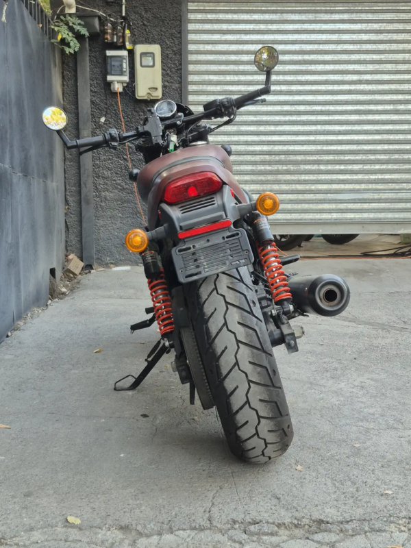Harley-Davidson Street 750 2019 trasera amortiguadores rojos escape negro Santiago