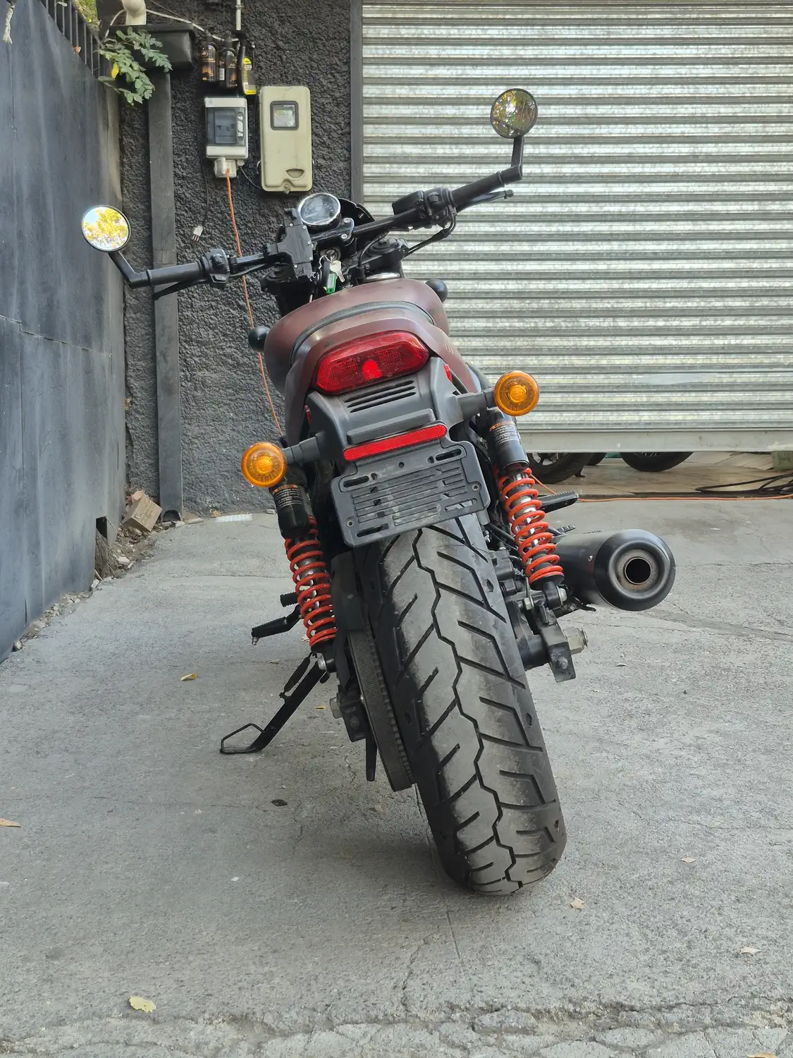 Harley-Davidson Street 750 2019 trasera amortiguadores rojos escape negro Santiago
