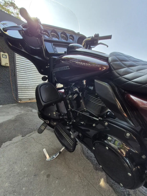 Harley-Davidson Street Glide Special usada 2019, detalle motor Milwaukee-Eight 107 y asiento diamond stitch