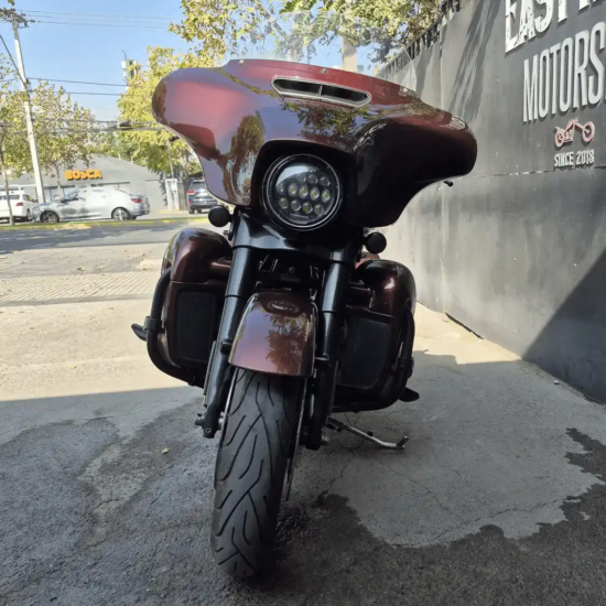 Harley-Davidson Street Glide Special usada 2019 rojo Wicked, vista frontal directa, faro LED Daymaker