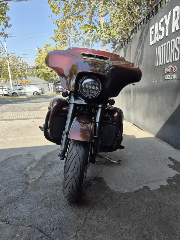 Harley-Davidson Street Glide Special usada 2019 rojo Wicked, vista frontal directa, faro LED Daymaker