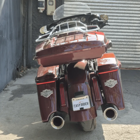Harley-Davidson Street Glide Special usada 2019 rojo, trasera tres cuartos segundo ángulo, escape black out