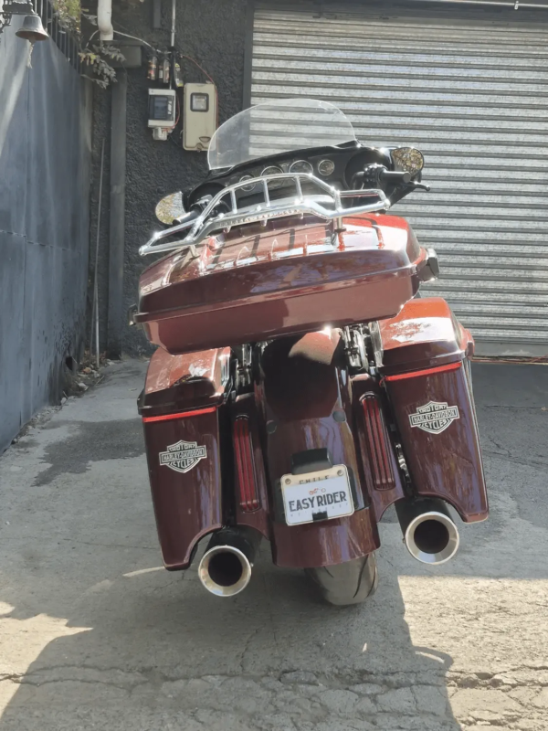 Harley-Davidson Street Glide Special usada 2019 rojo, trasera tres cuartos segundo ángulo, escape black out