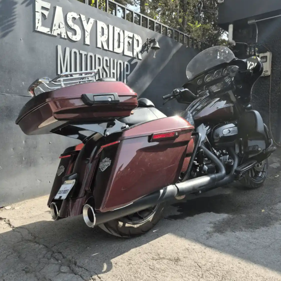 Harley-Davidson Street Glide Special usada 2019 rojo, trasera directa con maletas y portaequipajes cromado