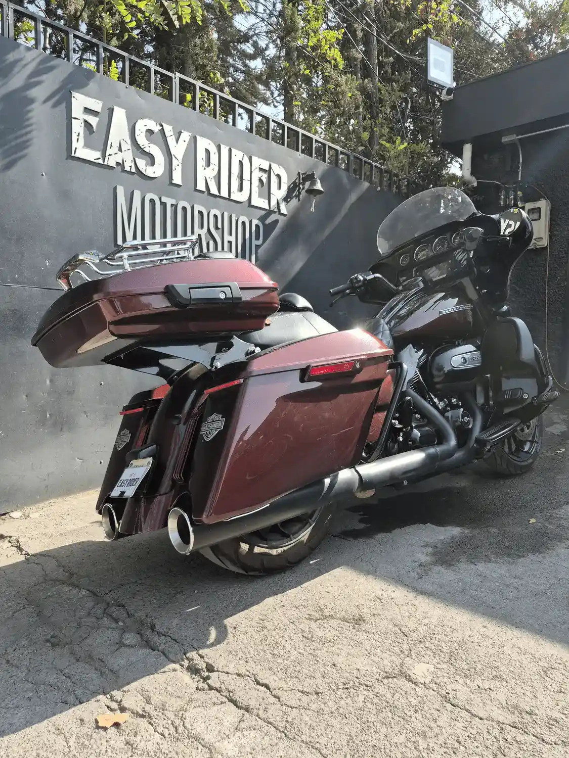 Harley-Davidson Street Glide Special usada 2019 rojo, trasera directa con maletas y portaequipajes cromado