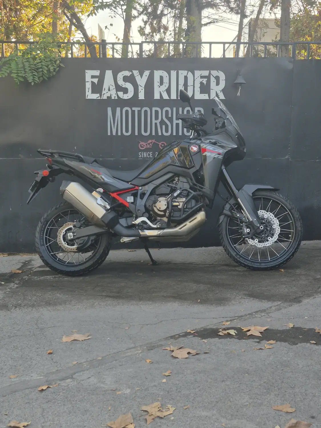 Honda Africa Twin CRF1100D usada 2025 negro mate perfil lateral Easy Rider Motorshop Santiago