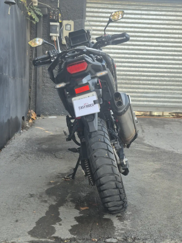 Honda Africa Twin CRF1100D usada 2025 negro mate trasera tres cuartos escape GIVI Easy Rider Motorshop Santiago