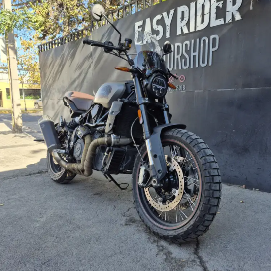 FTR 1200 usada Santiago frontal tres cuartos