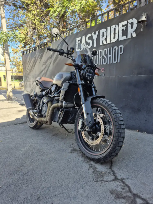 FTR 1200 usada Santiago frontal tres cuartos