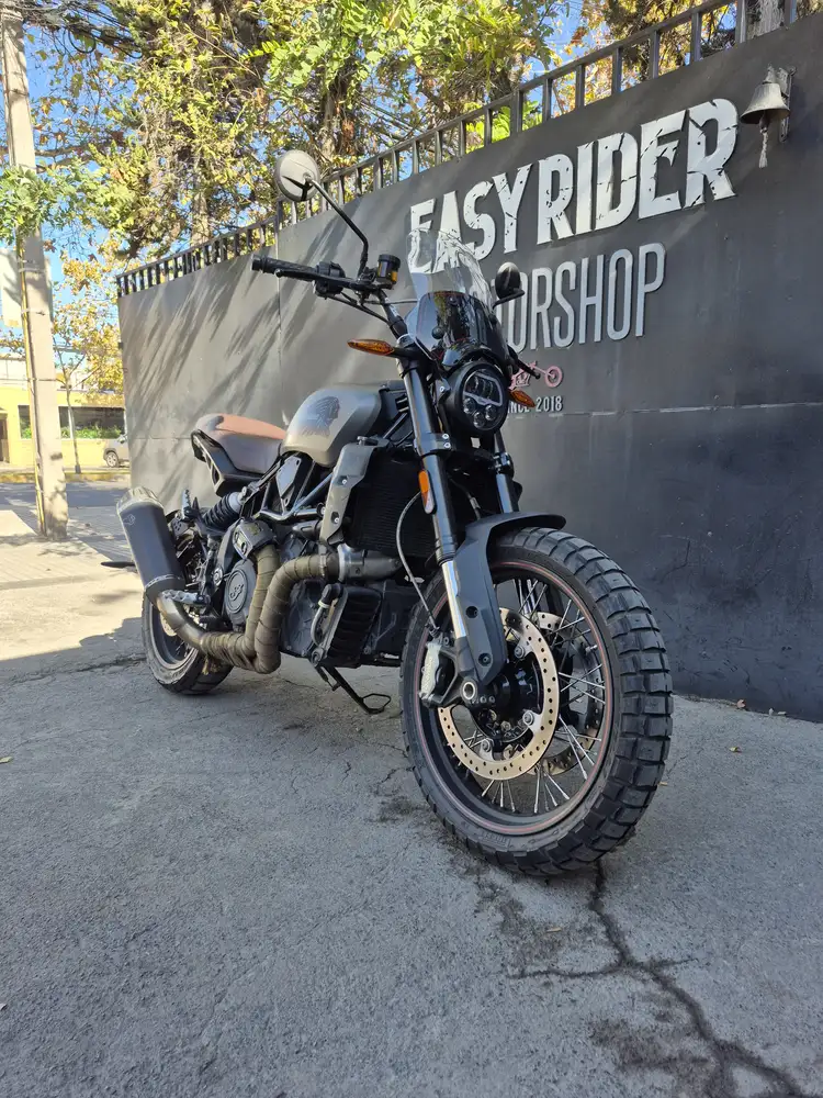 FTR 1200 usada Santiago frontal tres cuartos