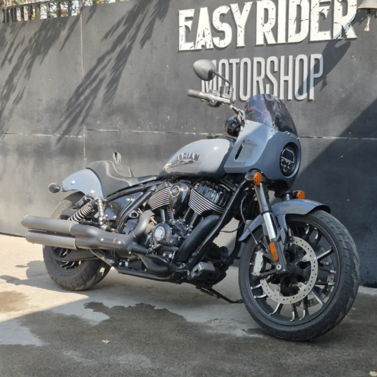 Indian Sport Chief usada 2023 gris frontal tres cuartos semicarenado