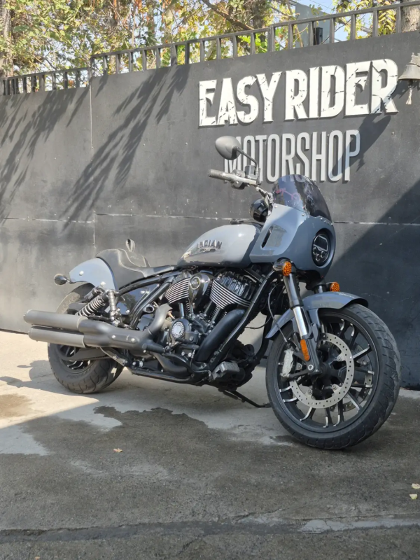 Indian Sport Chief usada 2023 gris frontal tres cuartos semicarenado
